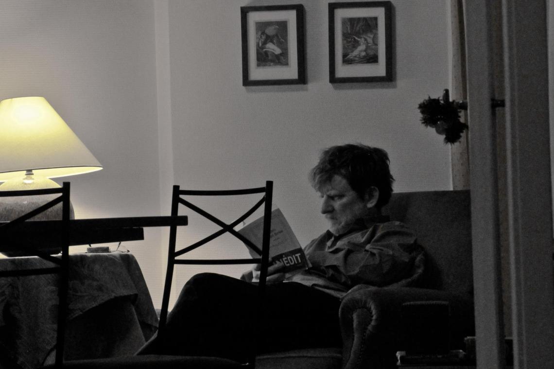  André Lange-Médart lisant la correspondance d'Aragon à André Breton. (Paris, Noël 2011). (Photo : Leah Hervais).