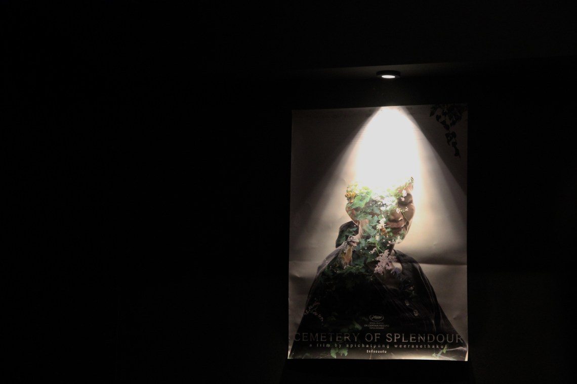 Cemetery of Splendour (รักที่ขอนแก่น, Rak ti Khon Kaen) d'Apichatpong Weerasethakul