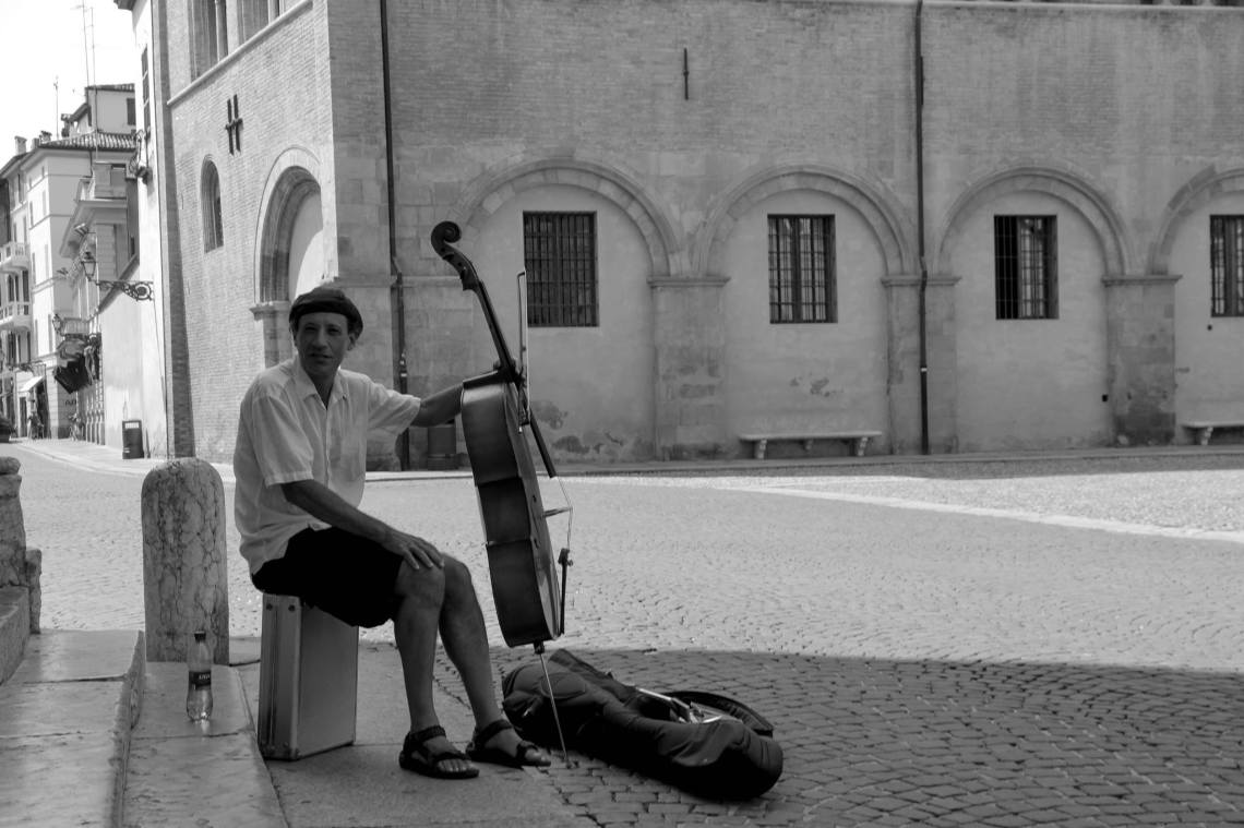Le violoncelliste de la Piazza del Duomo (Parme, 13 juillet é0&3 (Photo : André Lange-Médart)