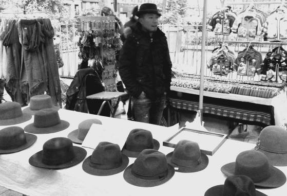 Le marchand de chapeaux, Boulevard Richard-Lenoir. (Photo : André Lange-Médart)