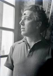 André Breton avec libellule (Photo : Man Ray)