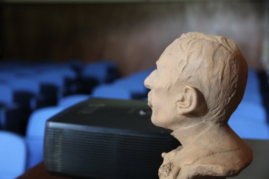  Eça de Queiros et appareil de projection (Photo : André Lange-Médart)