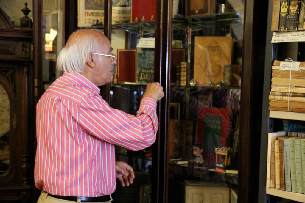  L'alfarrabiste Chaminé da Mota, dans sa boutique de la Rua da Rosa, à Porto (août 2011) (Photo André Lange-Médart)