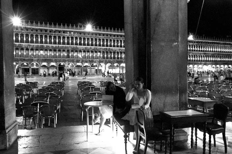  Les belles lectrices du Café Florian (Venise, septembre 2012) (Photo : André Lange-Médart)