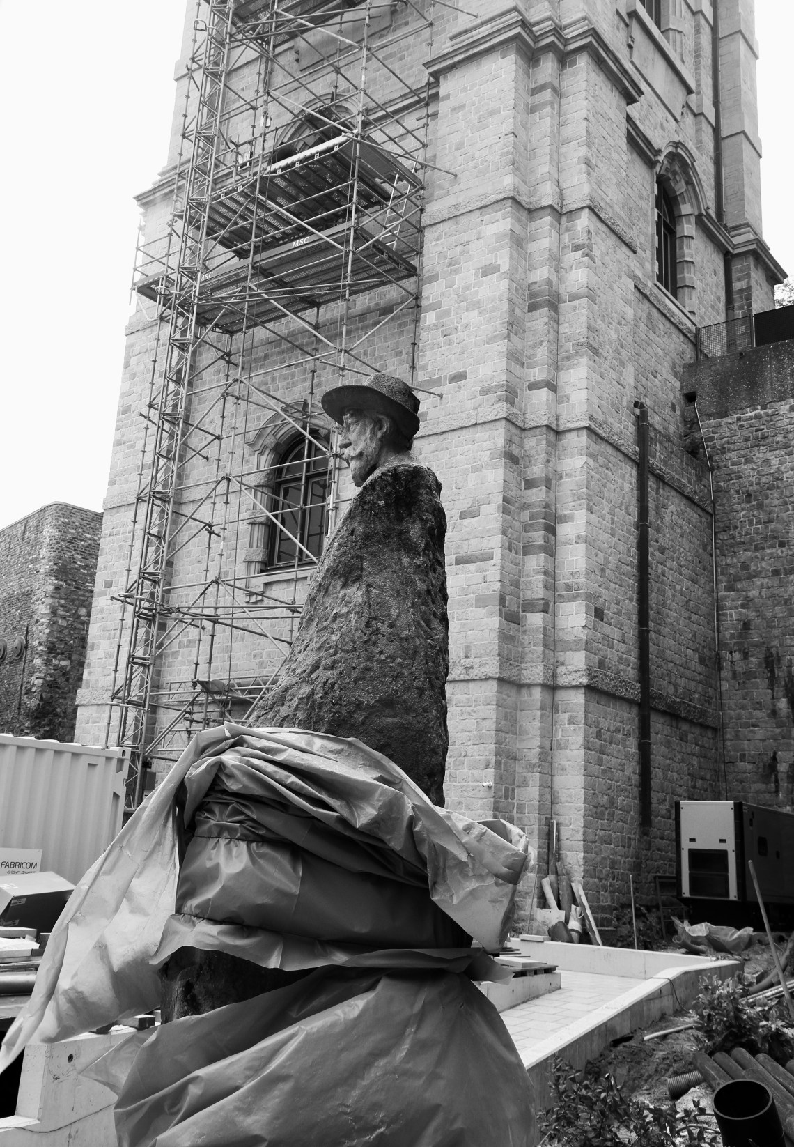 La statue d'Emile Vandervelde devant le beffroi. Mons, juin 2015. Photo : André Lange-Médart
