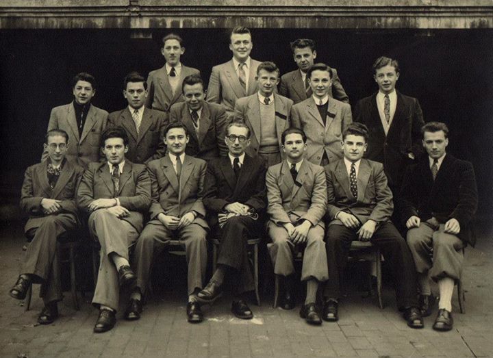 Groupe d'étudiants de l'Athénée royal de Seraing réunis autour du professur Fernand Pirotte.
