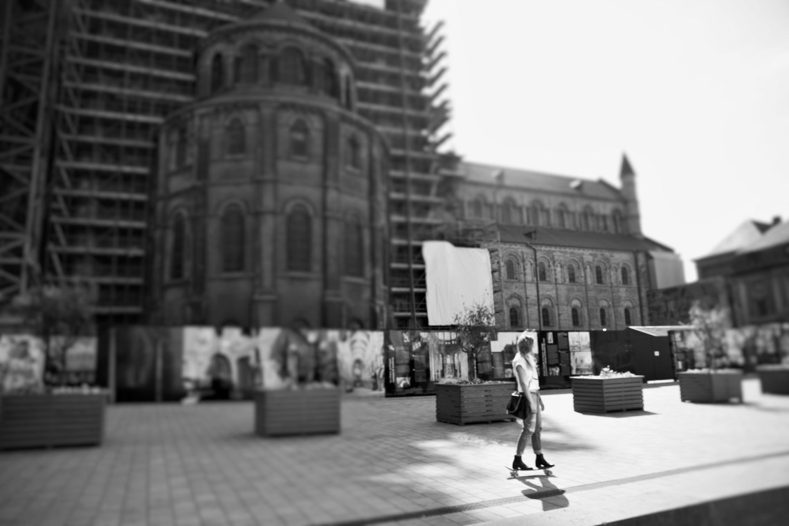  Jeune notredame skateboardeuse. Tournai, juin 2015. Photo : André Lange-Médart 