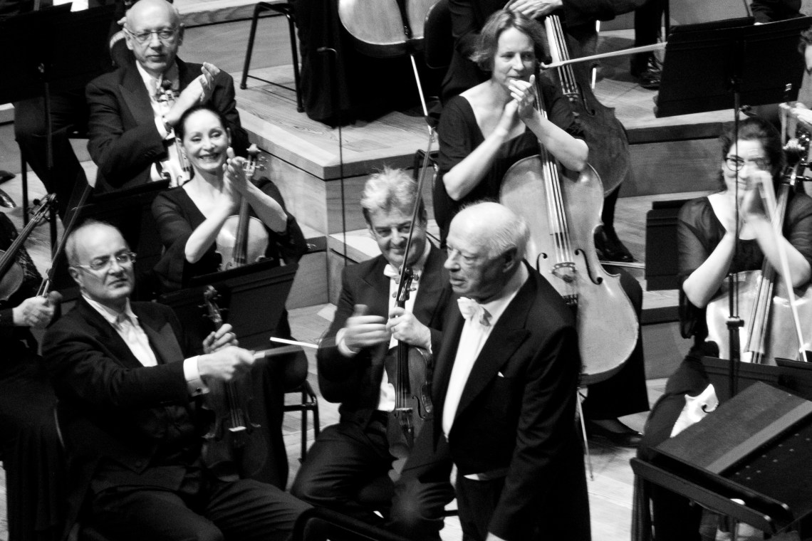 Bernard Haiting parmi ses musiciens. Photo : André Lange-Médart