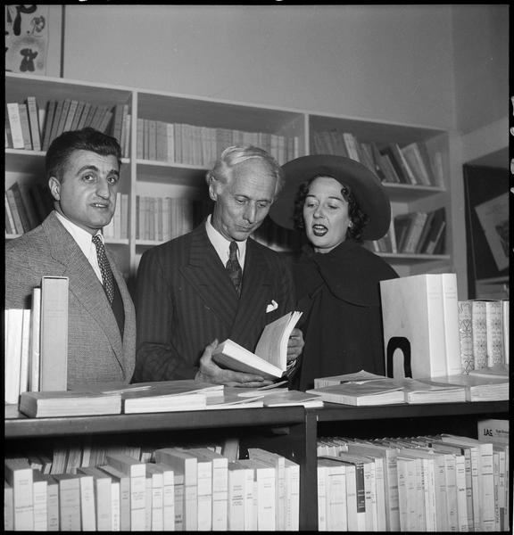 Bernard Gheerant, Max Ernst et Dorothea Tanning à La Hune (janvier 1950) onation Denise Colomb, Ministère de la Culture (France), Médiathèque de l'architecture et du patrimoine, Diffusion RMN-GP