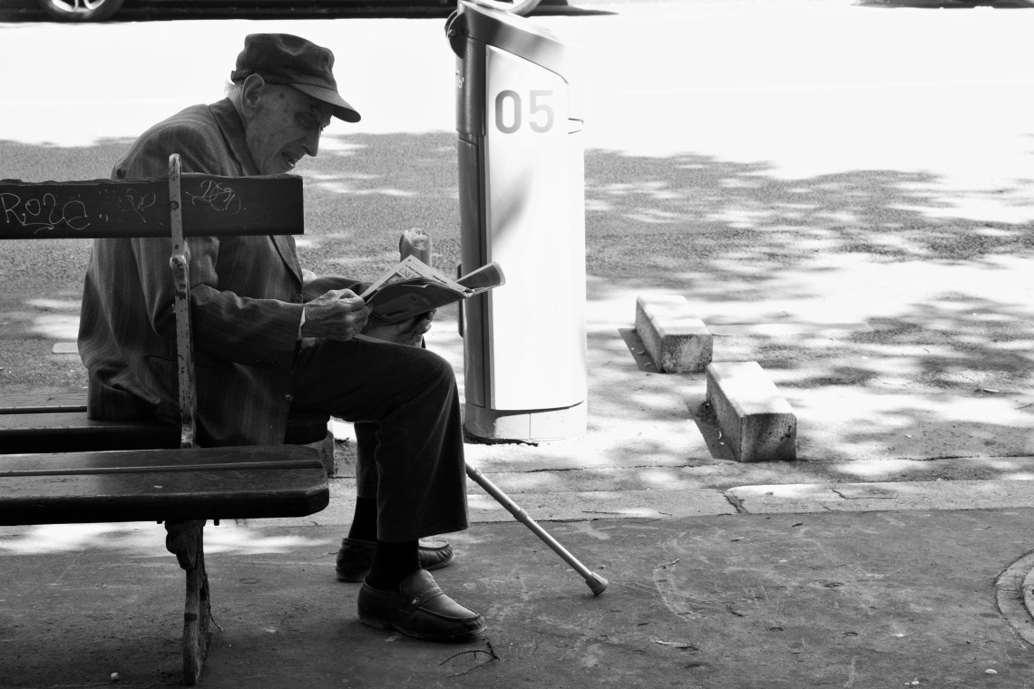  Le lecteur de journaux (Avenue de la République, Paris, juin 2015) Photo André Lange-Médart