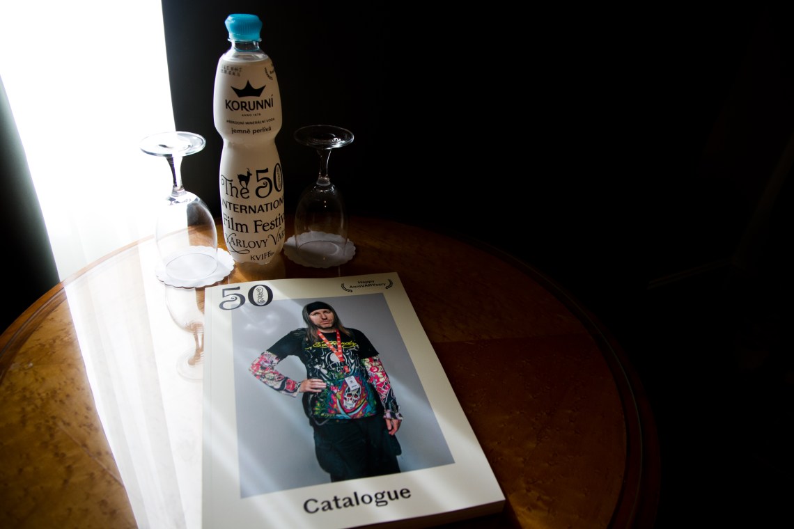 Catalogue et eau du 50ème Festival international de Karlovy Vary. Photo : André Lange-Médart