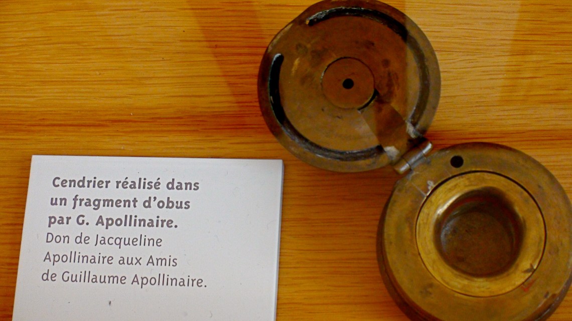 Cendrier réalisé par Apollinaire avec un débris d'obus. Don de Jacqueline Apollinaire au Musée Apollinaire de Stavelot. Photo André Lange-Médart