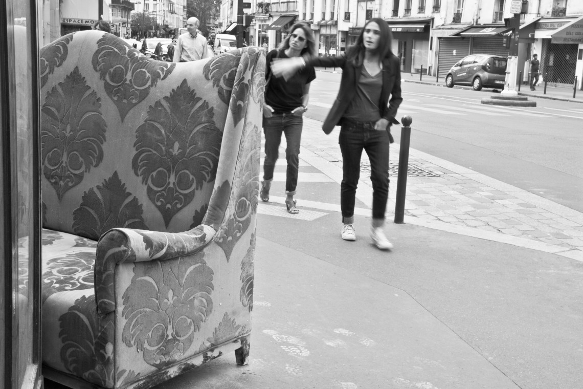  Sofa, rue du Faubourg Saint-Antoine. Photo André Lange-Médart