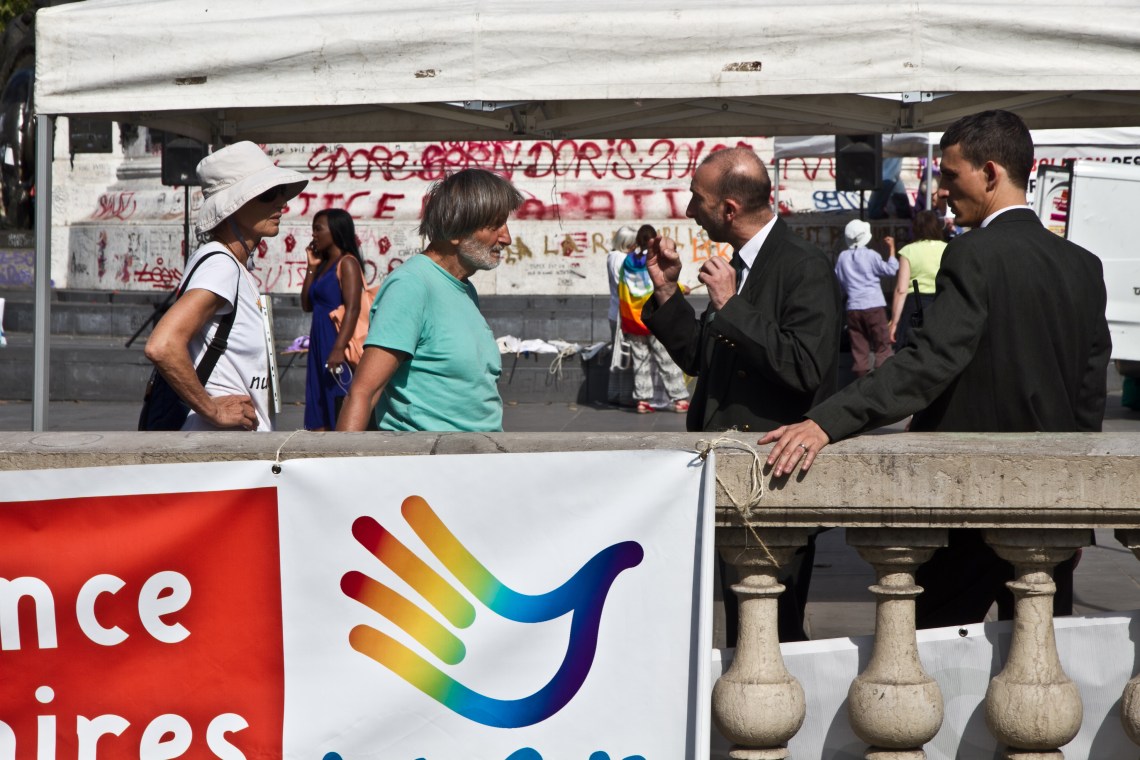 Agents de la RATP en discussion avec des manifestants pacifistes. Photo André Lange-Médart