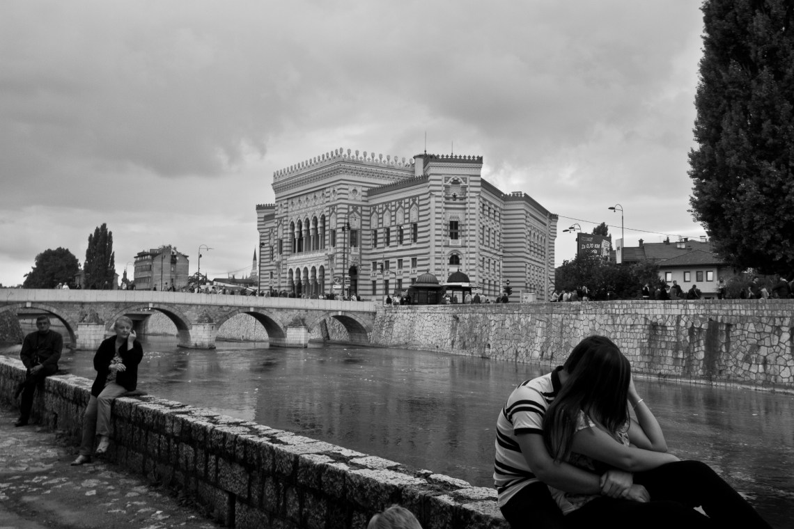 Amoureux devant la nouvelle Bibliothèque nationale (Sarajevo, août 2015) Photo André Lange-Médart