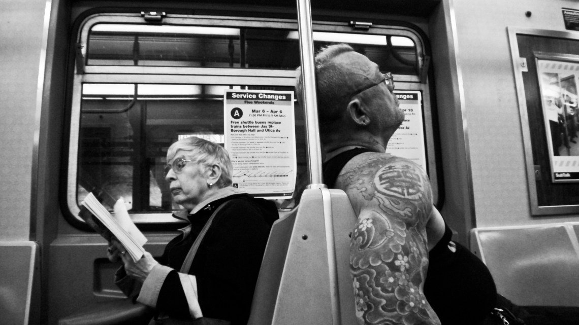 La lectrice et son garde du corps (New York, mars 2009) Photo André Lange-Médart.