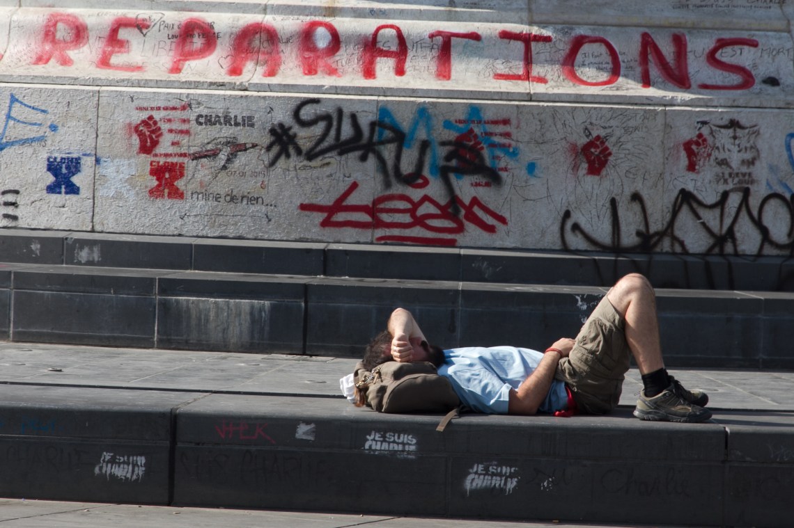 "Tricoter prend du temps" (Place de la République, 7 août 2015) Photo André Lange-Médart