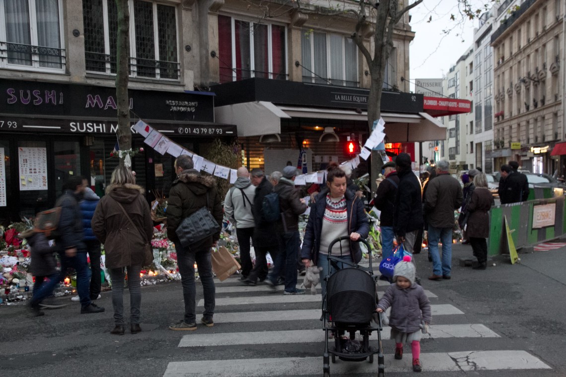 Devant le restaurant La belle équipe, rue de Charonne.